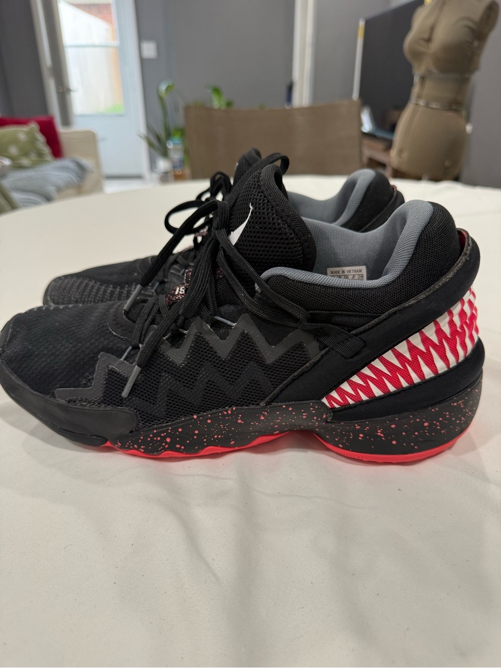 Nike Men's Black and Red Athletic Shoes